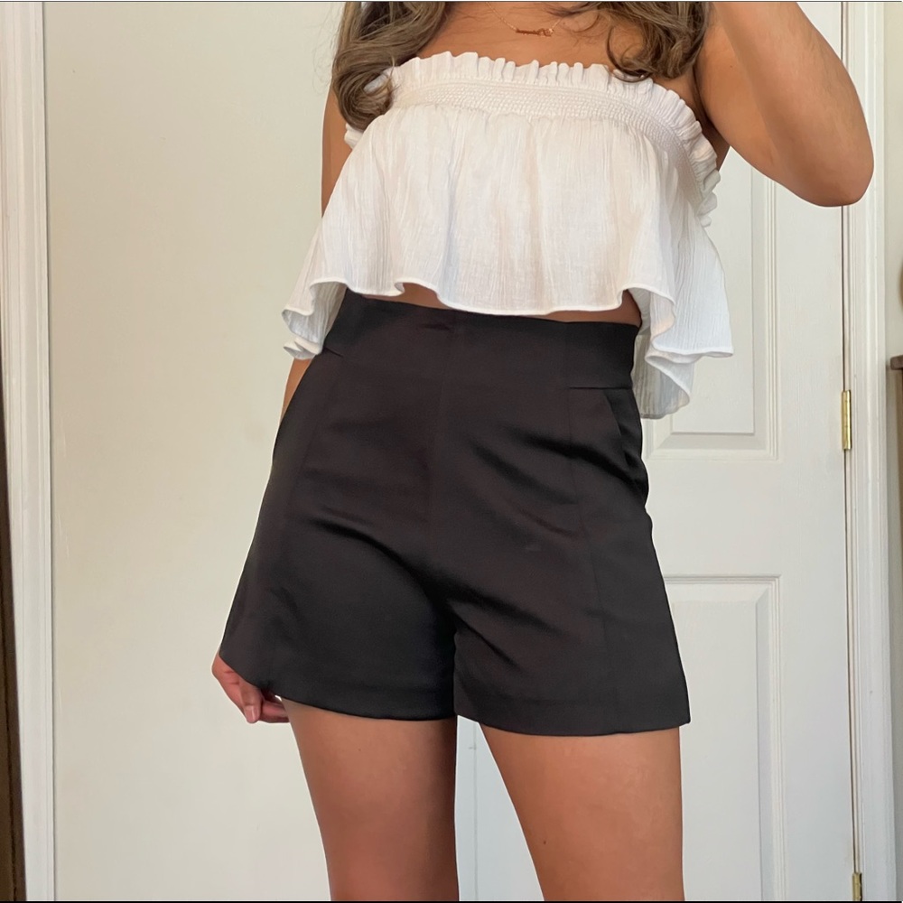 Beautifully constructed high-waisted dress shorts 💕
